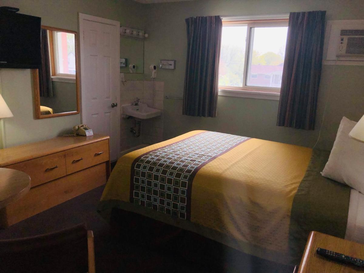 Perth Plaza Inn & Suites Εξωτερικό φωτογραφία